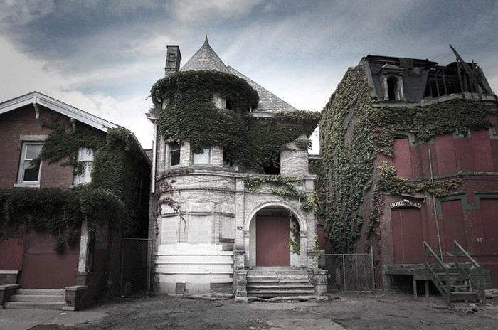 Khu vực Detroit chứa đầy những câu chuyện ma ám, đặc biệt là trên phố Temple. Năm 1942, ba linh mục được cho là bị sát hại trong lâu đài hoang tàn này từ thời Victoria.