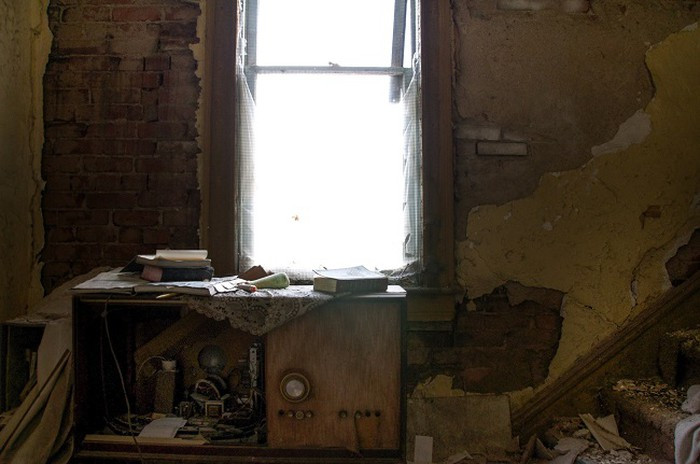 Một trợ lý làm phim đã để ý đến nó khi nhìn vào những bức ảnh của Lawless.