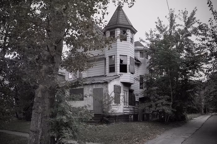 Ngôi nhà bỏ hoang ở phía Đông Cleveland từng được kênh truyền hình ABC News xác định là bãi rác của một kẻ giết người hàng loạt vào năm 2013.