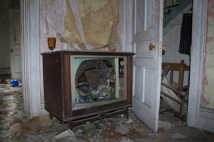 Nhiếp ảnh gia Seph Lawless đã bất chấp đi đến những tòa nhà đổ nát để cho chúng ta thấy khung cảnh nơi đây đáng sợ như thế nào.