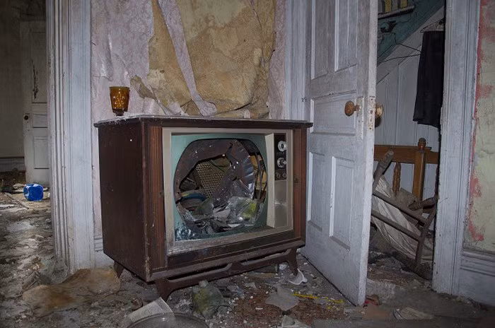 Nhiếp ảnh gia Seph Lawless đã bất chấp đi đến những tòa nhà đổ nát để cho chúng ta thấy khung cảnh nơi đây đáng sợ như thế nào.