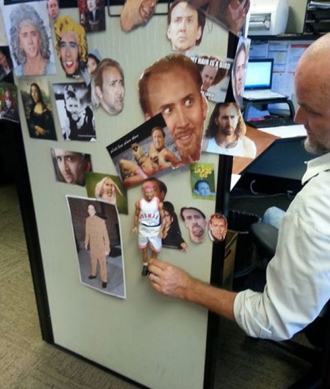  Dân công sở phải để riêng một góc dán ảnh của thần tượng.