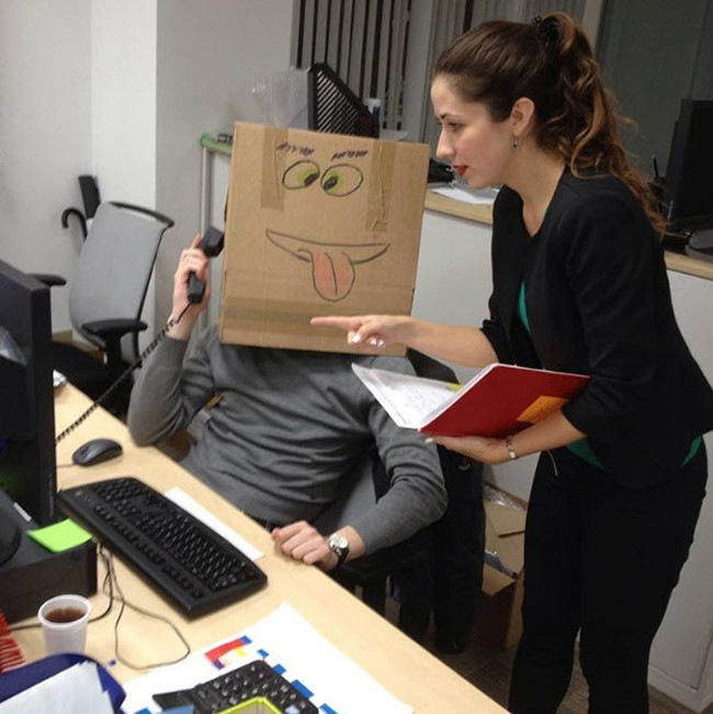 Chờ tí cô em anh nghe xong cuộc điện thoại đã.