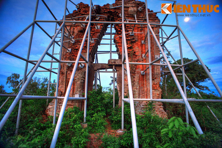 Ngay nay, các dấu tích của Phật viện Đồng Dương gần như đã biến mất hoàn toàn do sự hủy hoại của thiên tai, chiến tranh và cả sự thiếu ý thức của con người. Tàn tích còn lại chỉ là vòm cổng không còn nguyên vẹn của tòa tháp được gọi là tháp Sáng.