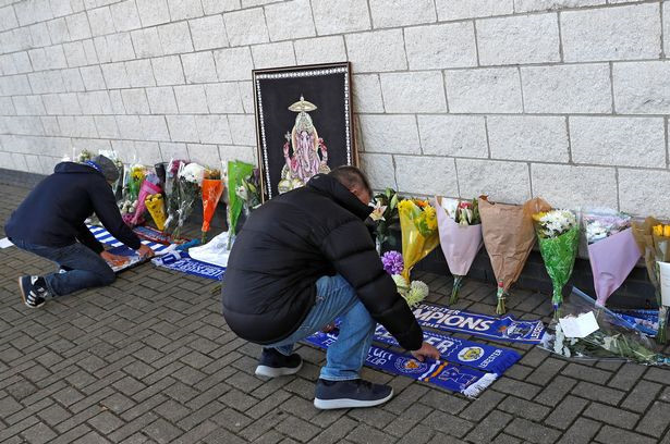 Ong chu Leicester City va con gai ngoi ben trong truc thang phat no