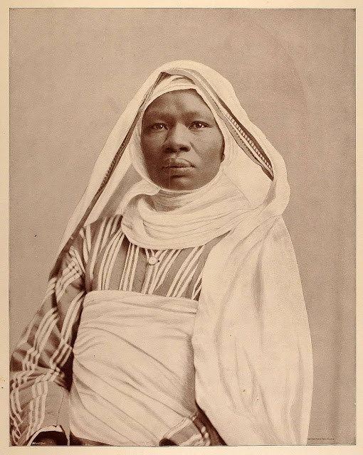 Bà Mahbouba Um Zanuba, 40 tuổi, người bản địa Sudan. Bà được giới thiệu là mẹ của 23 đứa con. Ảnh: Vintag.