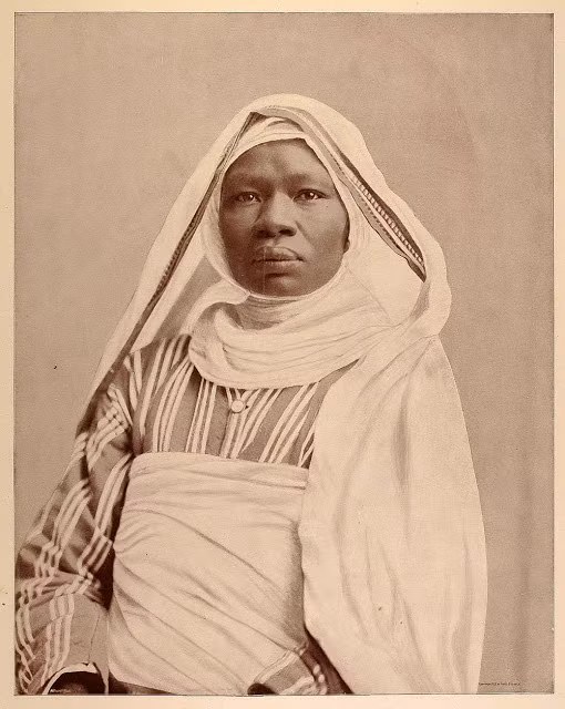 Bà Mahbouba Um Zanuba, 40 tuổi, người bản địa Sudan. Bà được giới thiệu là mẹ của 23 đứa con. Ảnh: Vintag.