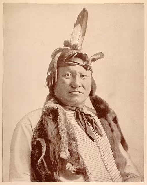 Ông Ité Omáǧažu, một tù trưởng Lakota, người đã cùng tù trưởng Sitting Bull đánh bại đội quân Mỹ do George Armstrong Custer chỉ huy trong trận Little Big Horn năm 1876. Ảnh: Vintag.
