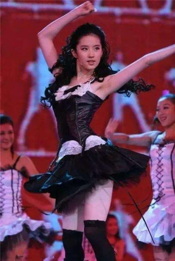 Vẻ sexy của "thần tiên tỷ tỷ" Lưu Diệc Phi khi mặc váy ngắn trình diễn trên sân khấu.