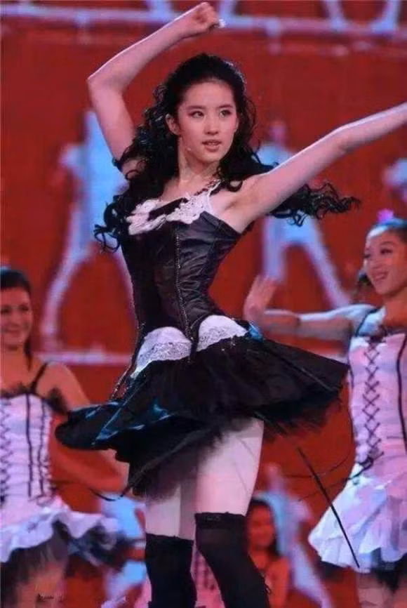 Vẻ sexy của "thần tiên tỷ tỷ" Lưu Diệc Phi khi mặc váy ngắn trình diễn trên sân khấu.