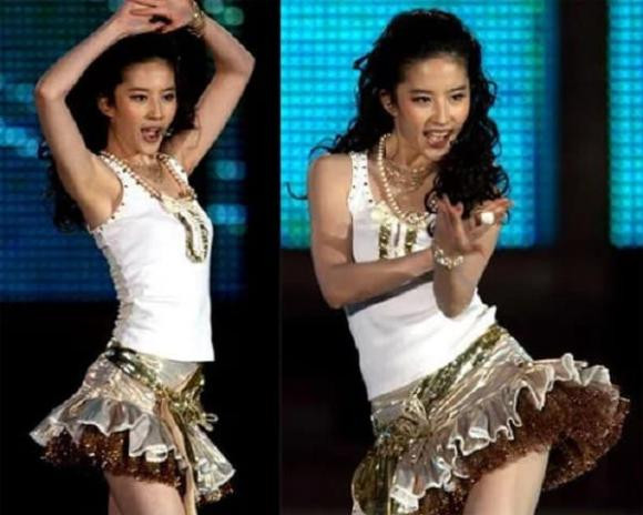 Khi cô mặc chiếc váy màu bạc và nhảy múa nhiệt tình trên sân khấu, chiếc váy màu bạc tung bay trong gió, ngay lập tức thu hút sự chú ý của tất cả khán giả, như thể họ bị thu hút bởi vẻ quyến rũ quyến rũ của cô. Vóc dáng của Lưu Diệc Phi mảnh khảnh và duyên dáng, chiếc váy ngắn càng khiến cô thêm quyến rũ và tươi trẻ.