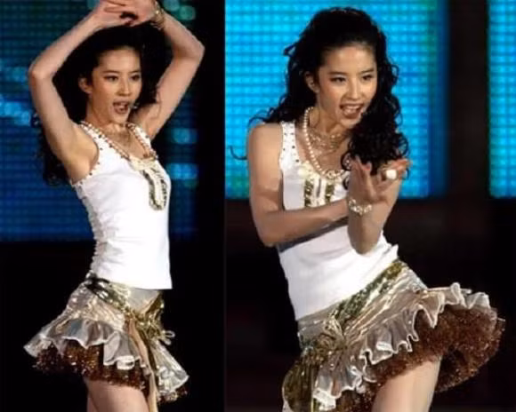 Khi cô mặc chiếc váy màu bạc và nhảy múa nhiệt tình trên sân khấu, chiếc váy màu bạc tung bay trong gió, ngay lập tức thu hút sự chú ý của tất cả khán giả, như thể họ bị thu hút bởi vẻ quyến rũ quyến rũ của cô. Vóc dáng của Lưu Diệc Phi mảnh khảnh và duyên dáng, chiếc váy ngắn càng khiến cô thêm quyến rũ và tươi trẻ.