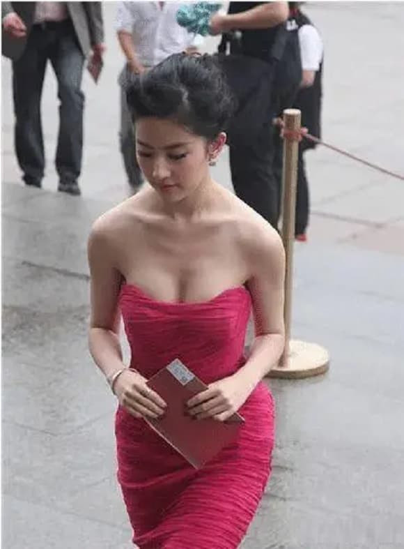 br/> Khi nhắc đến những nữ thần không tì vết của làng giải trí, cái tên Lưu Diệc Phi chắc chắn là điểm sáng trong dàn sao sáng. Khác với quỹ đạo hào nhoáng của nhiều ngôi sao, Lưu Diệc Phi đã ăn sâu vào tâm trí của nhiều khán giả với hình ảnh của nữ thần dòng phim cổ trang kinh điển kể từ khi cô ra mắt. Trong số đó, “Thần điêu đại hiệp” đã đẩy giúp Lưu Diệc Phi lên ngôi tiên nữ và được mệnh danh "Thần tiên tỷ tỷ".