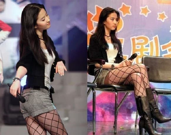 Ngoài váy ngắn màu bạc, Lưu Diệc Phi còn thử sức với váy đen cũng toát lên vẻ sexy quyến rũ. Cô ấy xuất hiện trước mặt khán giả với nhiều hình dáng khác nhau, và lần nào cũng khiến mọi người ngạc nhiên. Đây là Lưu Diệc Phi, một nữ diễn viên dám thử sức và bứt phá. Vẻ đẹp của cô không chỉ nằm ở ngoại hình mà còn ở sự kiên trì và dũng cảm bên trong. Nhiều người không ngờ "Thần tiên tỷ tỷ" cũng có sự "nổi loạn" như vậy.