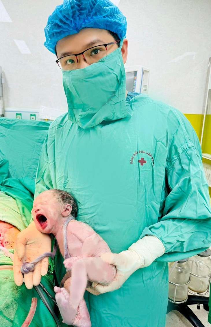 Cap song sinh: Mot day ron that nut, mot 3 vong rau quan co