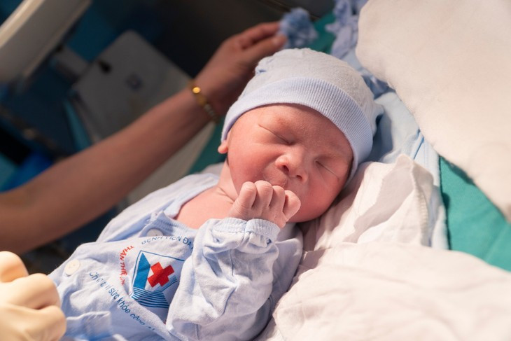 San phu 35 tuoi bi rau tien dao trung tam nguy hiem