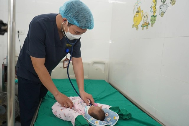 Be trai sinh non 2,4 kg co noi tang nam ngoai o bung