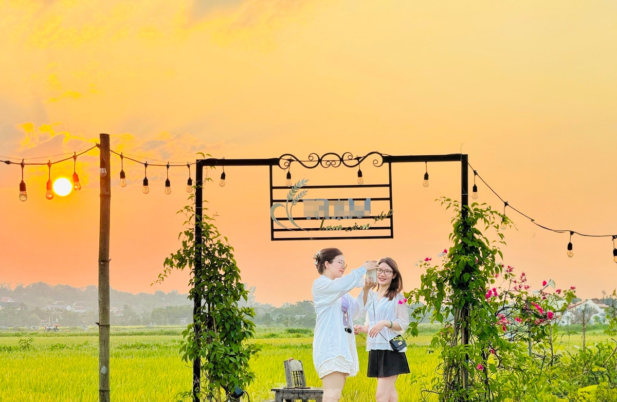 Chiều muộn khi hoàng hôn buông xuống cũng là thời điểm các bạn trẻ săn được nhiều khoảnh khắc ưng ý nhất với rất nhiều góc "sống ảo".