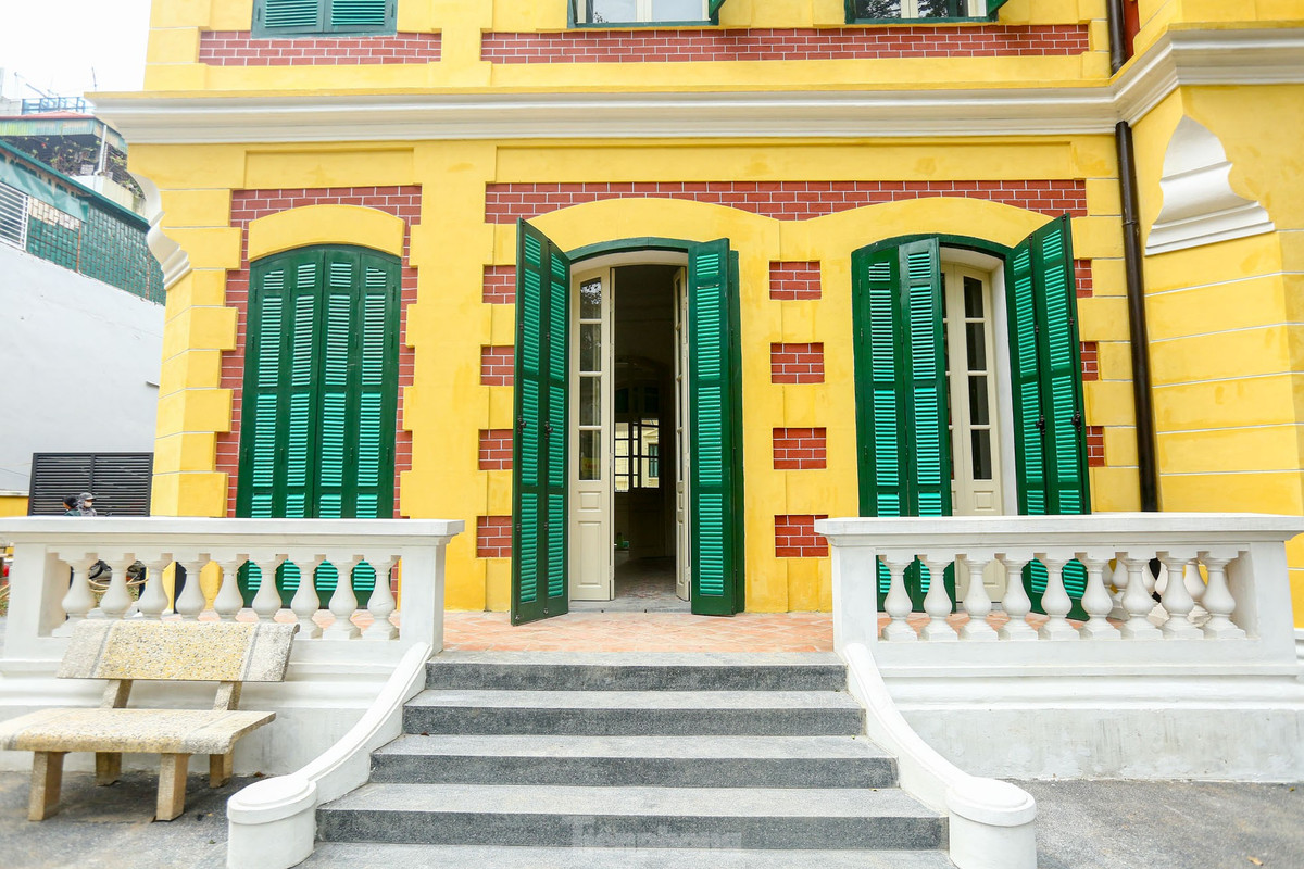  Bên cạnh đó còn giới thiệu một số hiện vật như cấu kiện gỗ cũ của ngôi biệt thự, đôi găng tay của người thợ nhằm giúp người dân và du khách hiểu rõ hơn về quá trình mà các kiến trúc sư, chuyên gia của Việt Nam và Pháp đã nỗ lực tôn tạo, tu bổ ngôi biệt thự theo kiến trúc cũ. Theo ghi nhận của PV, trước ngày mở cửa đón khách tham quan, công tác tu bổ biệt thự Pháp cổ số 49 Trần Hưng Đạo đã hoàn thành tương đối.