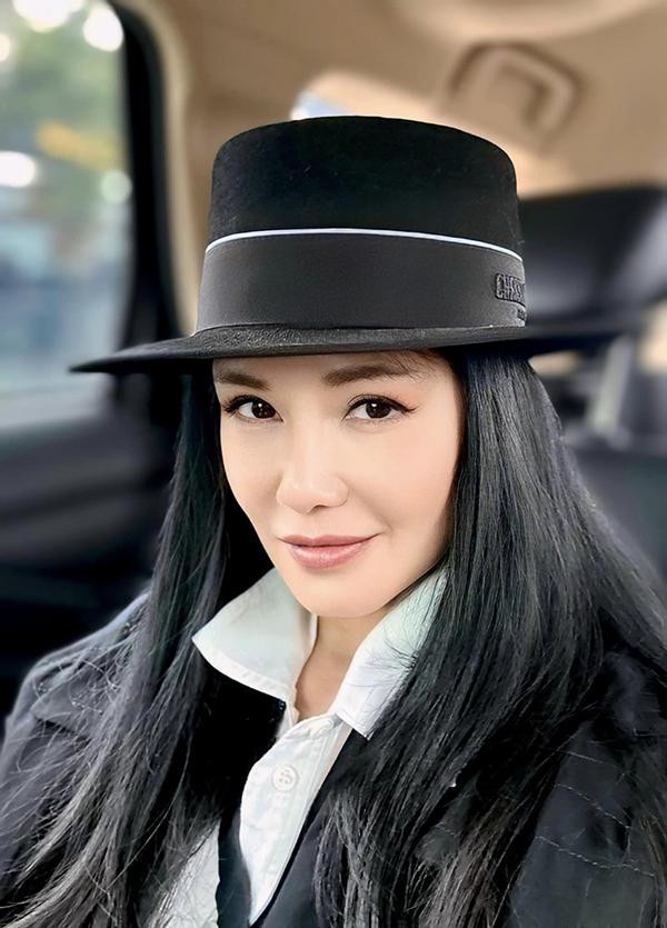 rong khẩu phần ăn hàng ngày, nữ ca sĩ chú trọng việc bổ sung chất xơ, đạm, chất béo có lợi, uống nhiều nước... để giữ dáng và làm đẹp da.