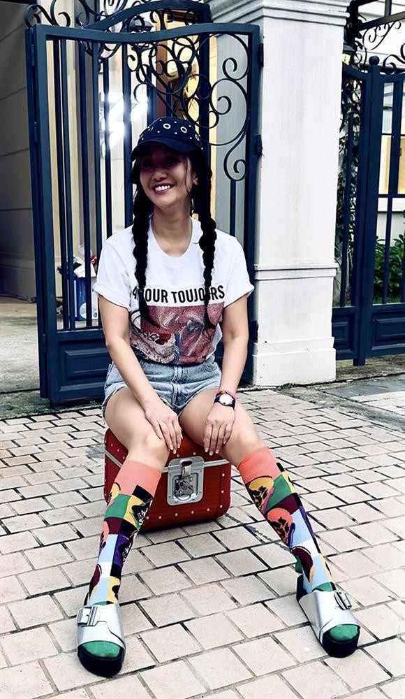 ỗi sáng dù bận rộn nhưng Hồng Nhung sẽ dành ít nhất 15 phút để tập những bài yoga cơ bản. Hoặc vào những ngày quá bận, trước khi lên giường ngủ, chị sẽ tập khoảng 10 phút để giúp cho giấc ngủ được sâu hơn.