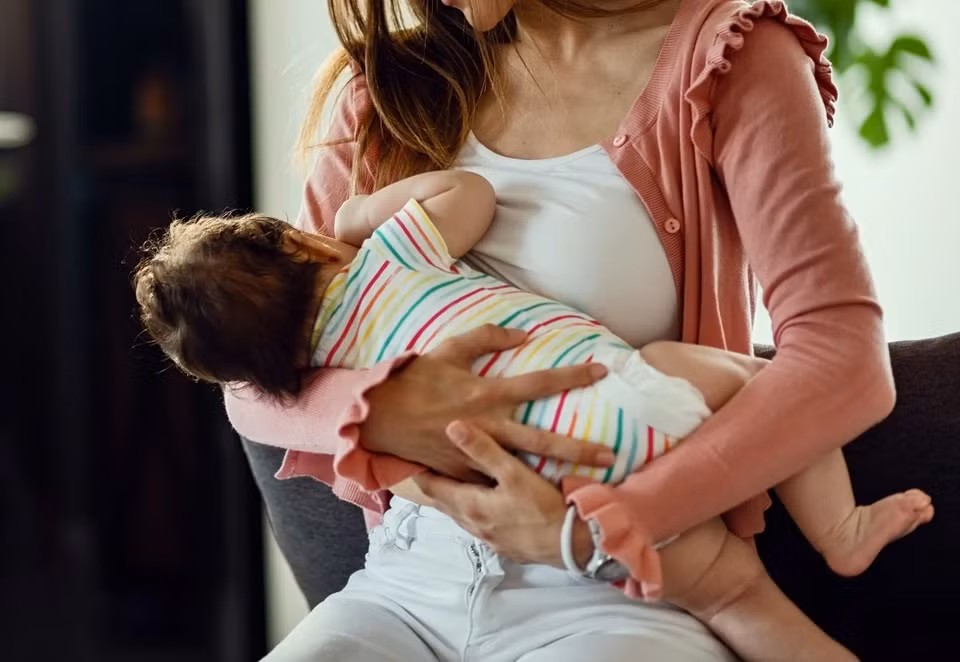 Be 2 thang tuoi nguy kich vi thoi quen gia dinh be dung dua