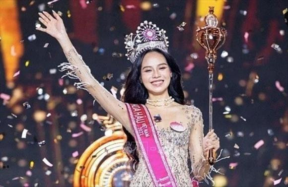 Như vậy, có thể nói, để đứng lên bục cao nhất tại cuộc thi Hoa hậu Việt Nam là điều rất khó. Các người đẹp phải vượt qua hàng ngàn thí sinh tài sắc khác sau nhiều tháng ganh đua khốc liệt, bởi vậy mọi phần thưởng mà các người đẹp nhận được đều xứng đáng. Dù những món quà bằng tiền mặt hay hiện vật có thể khác nhau theo từng năm hoặc chênh lệch ít nhiều, riêng chiếc vương miện và danh xưng Hoa hậu Việt Nam thì đều danh giá và có sức nặng cao quý ngang nhau.