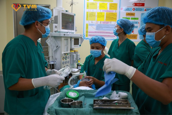 Lay di vat au trung ra khoi tai be 16 thang tuoi-Hinh-3