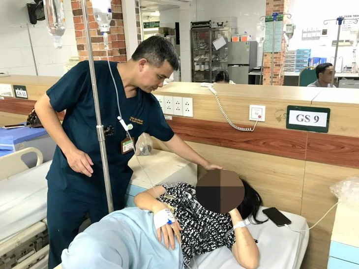 Nguoi phu nu di lam dep bi chu spa tiem “nham” sua rua mat-Hinh-2