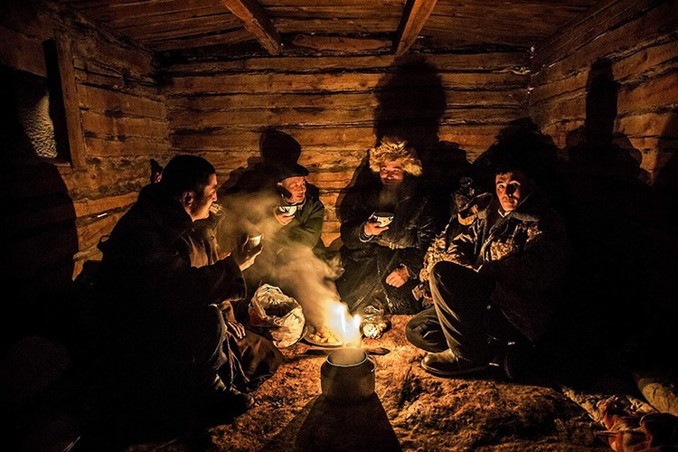 Trên đường đi, những người Kazakhstan du mục dừng lại trong những túp lều đặc biệt, nơi họ sưởi ấm bằng trà truyền thống. Ảnh: Getty Images.