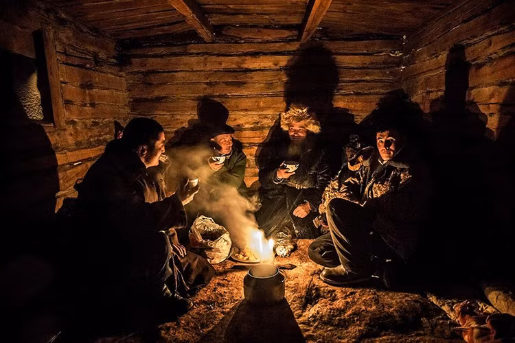 Trên đường đi, những người Kazakhstan du mục dừng lại trong những túp lều đặc biệt, nơi họ sưởi ấm bằng trà truyền thống. Ảnh: Getty Images.