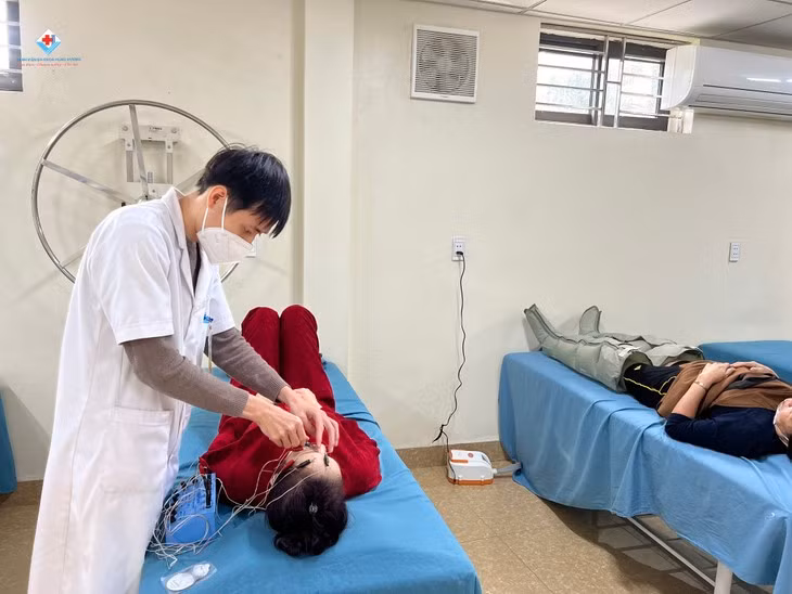 Be 4 tuoi liet day than kinh so 7 ngoai bien-Hinh-2