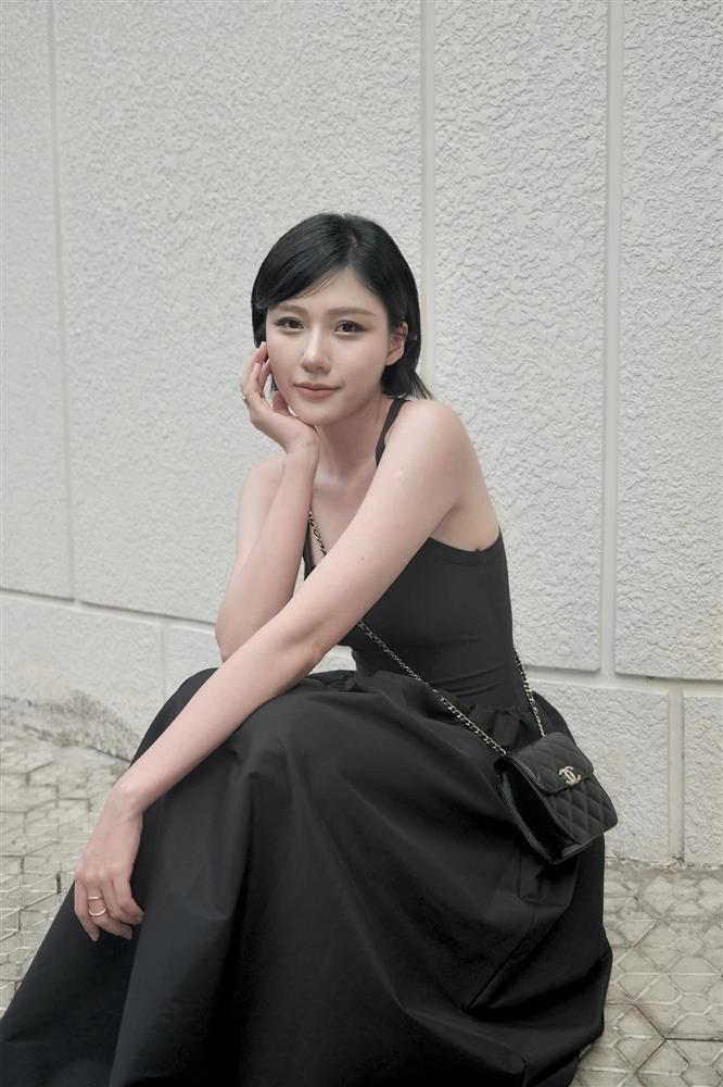 uy nhiên, trước những thông tin này, Uyển Ân vẫn nhất quyết giữ im lặng. Một số fan hâm mộ lâu năm bênh vực nữ diễn viên cho rằng nhờ việc giảm cân hơn 10kg đã giúp Uyển Ân lột xác như hiện tại.