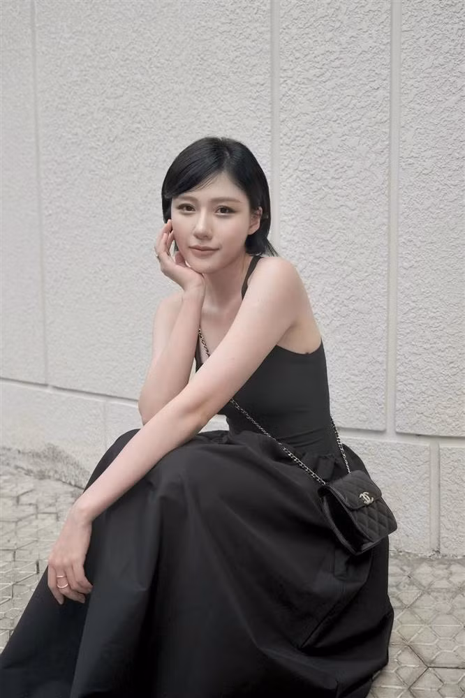 Tuy nhiên, trước những thông tin này, Uyển Ân vẫn nhất quyết giữ im lặng. Một số fan hâm mộ lâu năm bênh vực nữ diễn viên cho rằng nhờ việc giảm cân hơn 10kg đã giúp Uyển Ân lột xác như hiện tại.