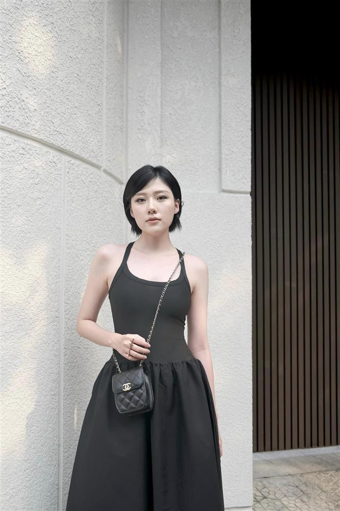 goài ra, cũng không loại trừ trường hợp do thay đổi góc chụp và lối trang điểm, làm tóc đã giúp F5 giao diện của nàng thơ này.