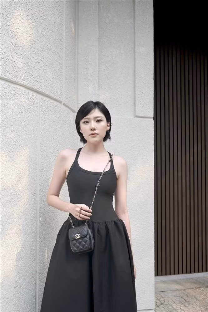 Ngoài ra, cũng không loại trừ trường hợp do thay đổi góc chụp và lối trang điểm, làm tóc đã giúp F5 giao diện của nàng thơ này.