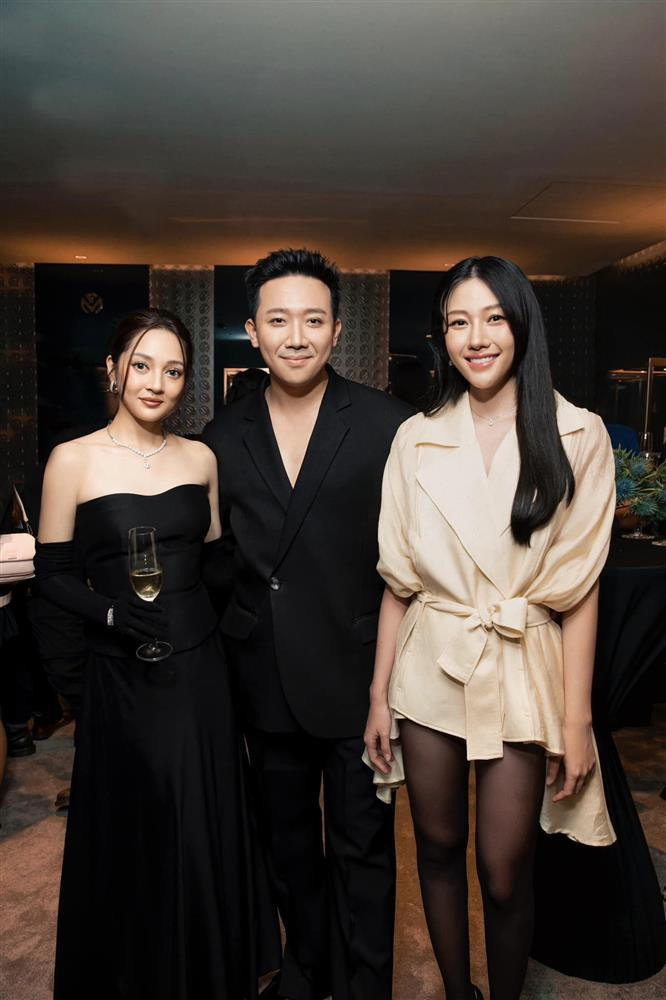 ược biết đến là em gái của nam MC - đạo diễn đình đám Trấn Thành, Uyển Ân từng bước trở thành một trong những nữ diễn viên tiềm năng của điện ảnh Việt. Không chỉ gây ấn tượng về khả năng diễn xuất, cô nàng còn được mọi người dành nhiều sự quan tâm về ngoại hình và nhan sắc ngày càng thăng hạng.