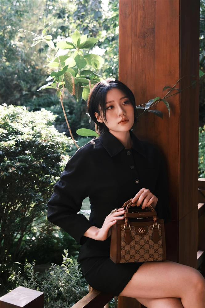 ó thể thấy, ngoài việc thay đổi kiểu tóc mái ngố không đều style Hàn Quốc, gương mặt của người đẹp sinh năm 1999 trông thon gọn hơn nhiều cùng chiếc mũi "lạ" có phần đầu mũi "cao chót vót" và hốc mắt sâu hơn bình thường.