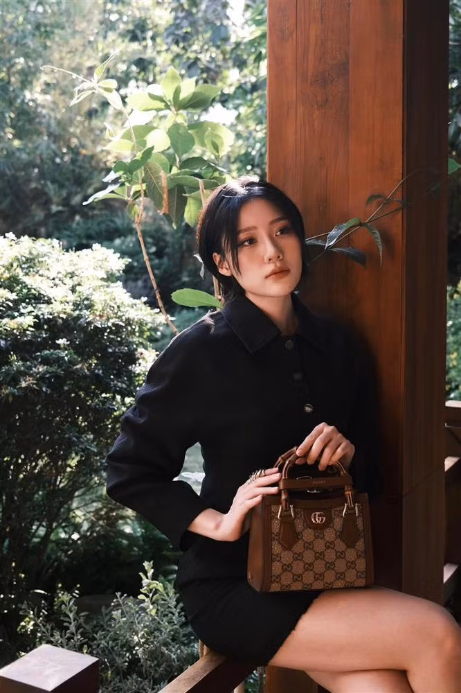 Có thể thấy, ngoài việc thay đổi kiểu tóc mái ngố không đều style Hàn Quốc, gương mặt của người đẹp sinh năm 1999 trông thon gọn hơn nhiều cùng chiếc mũi "lạ" có phần đầu mũi "cao chót vót" và hốc mắt sâu hơn bình thường.