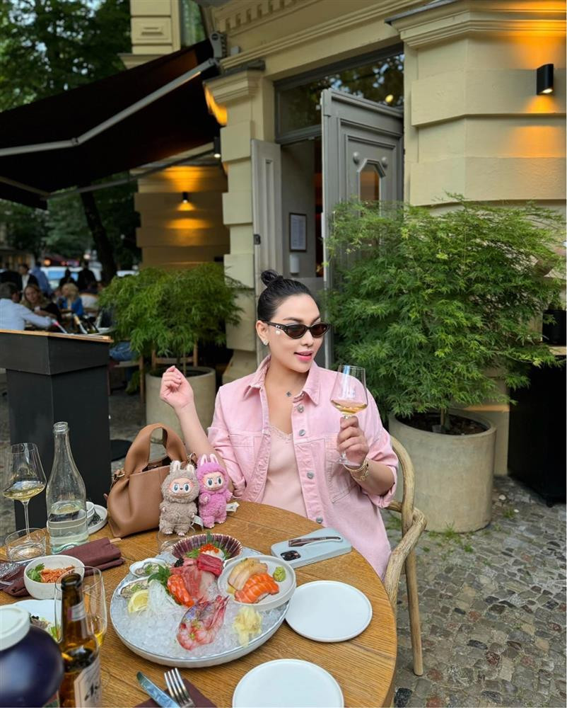 Để minh chứng điều này, Quỳnh Thư liên tục khoe hình ảnh tận hưởng cuộc sống sang chảnh ở Đức. Trên trang cá nhân, cô chia sẻ bạn trai đã không còn thích thú với việc mua sắm như thường lệ, thay vào đó chỉ chú tâm vào những vật dụng dành cho em bé. Cô khoe chiếc nôi đến từ thương hiệu Dior hay mỗi khi thèm ăn yến, bạn trai liền nhanh chóng mua rất nhiều yến cho cô.