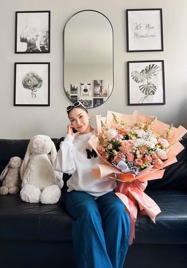 Khi thai nhi bước sang 1 tháng mới là cô lại khoe được bạn trai tặng hoa và quà.