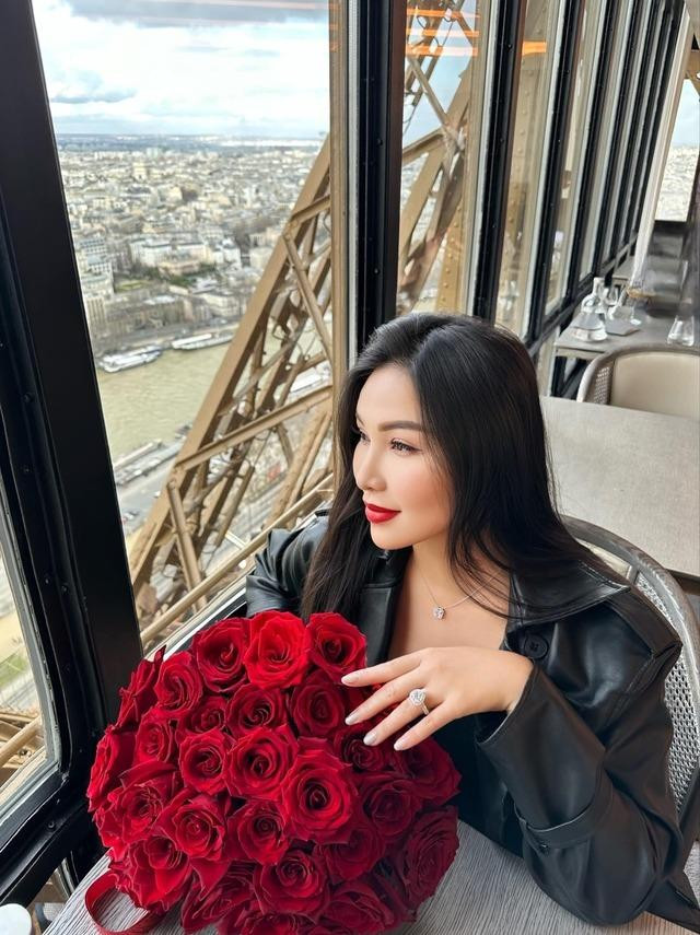 Tin vui được chính cô tiết lộ vào đúng ngày Lễ tình nhân 14/2. Cô chia sẻ trên trang cá nhân: "Anh đã xuất hiện, được ví như 1 thiên thần hộ mệnh cho em những mong muốn thành hiện thực. Em đang thật sự rất hạnh phúc, mãn nguyện vì tận hưởng khoảnh khắc này giữa đất trời Paris - nơi mà em yêu thích nhất, được gọi là đẹp nhất thế giới. Nơi mà có anh và có cả tình yêu tuyệt vời của anh", cô chia sẻ.