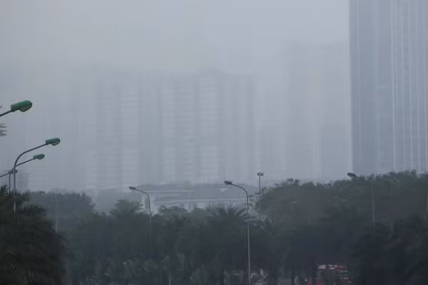 Suong mu day dac bao phu Ha Noi keo dai den bao gio?