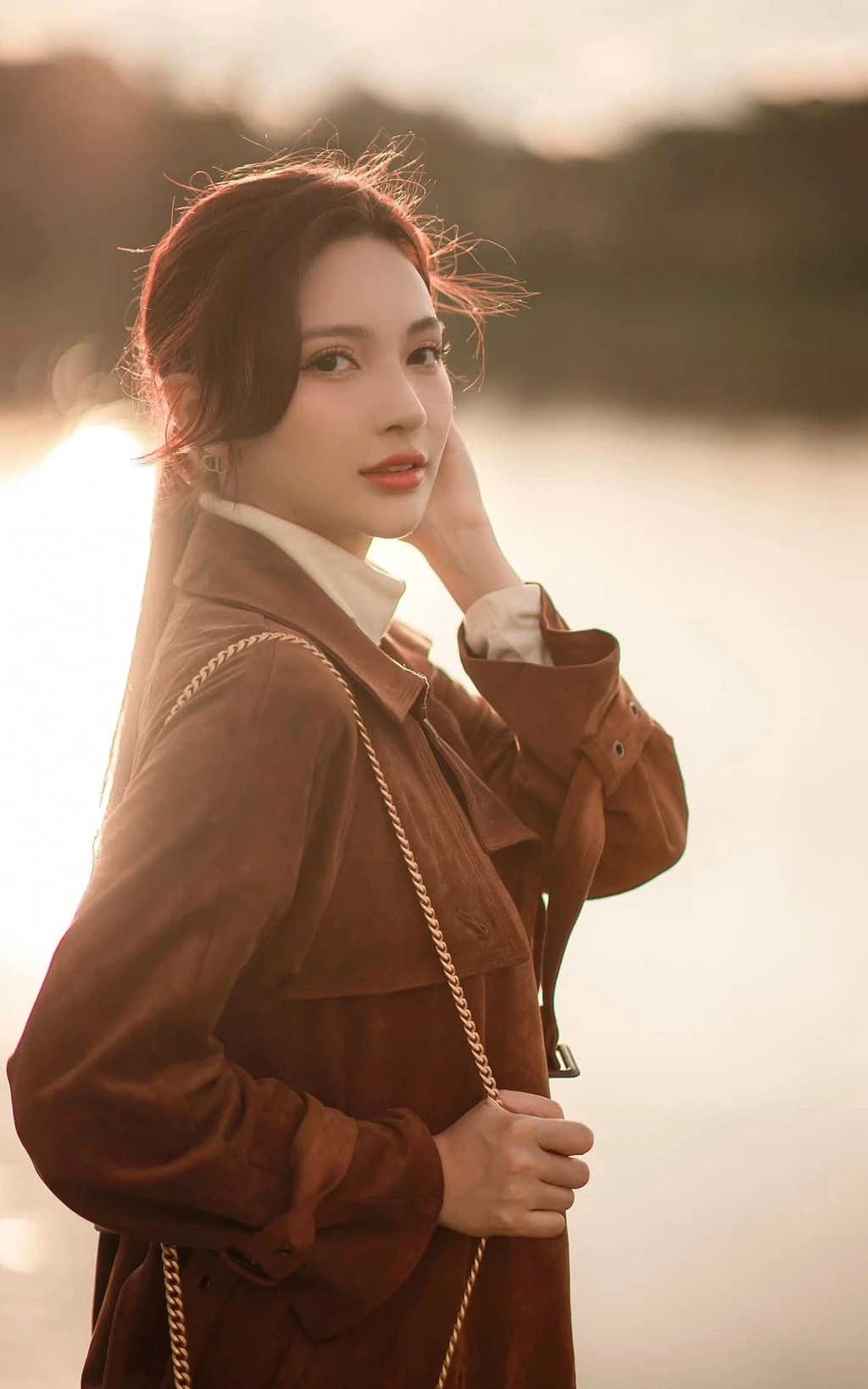 Bích Thủy vào vai nữ trưởng phòng xinh đẹp, lạnh lùng, kiêu ngạo và có chút nghiêm khắc, khó tính với nhân viên.