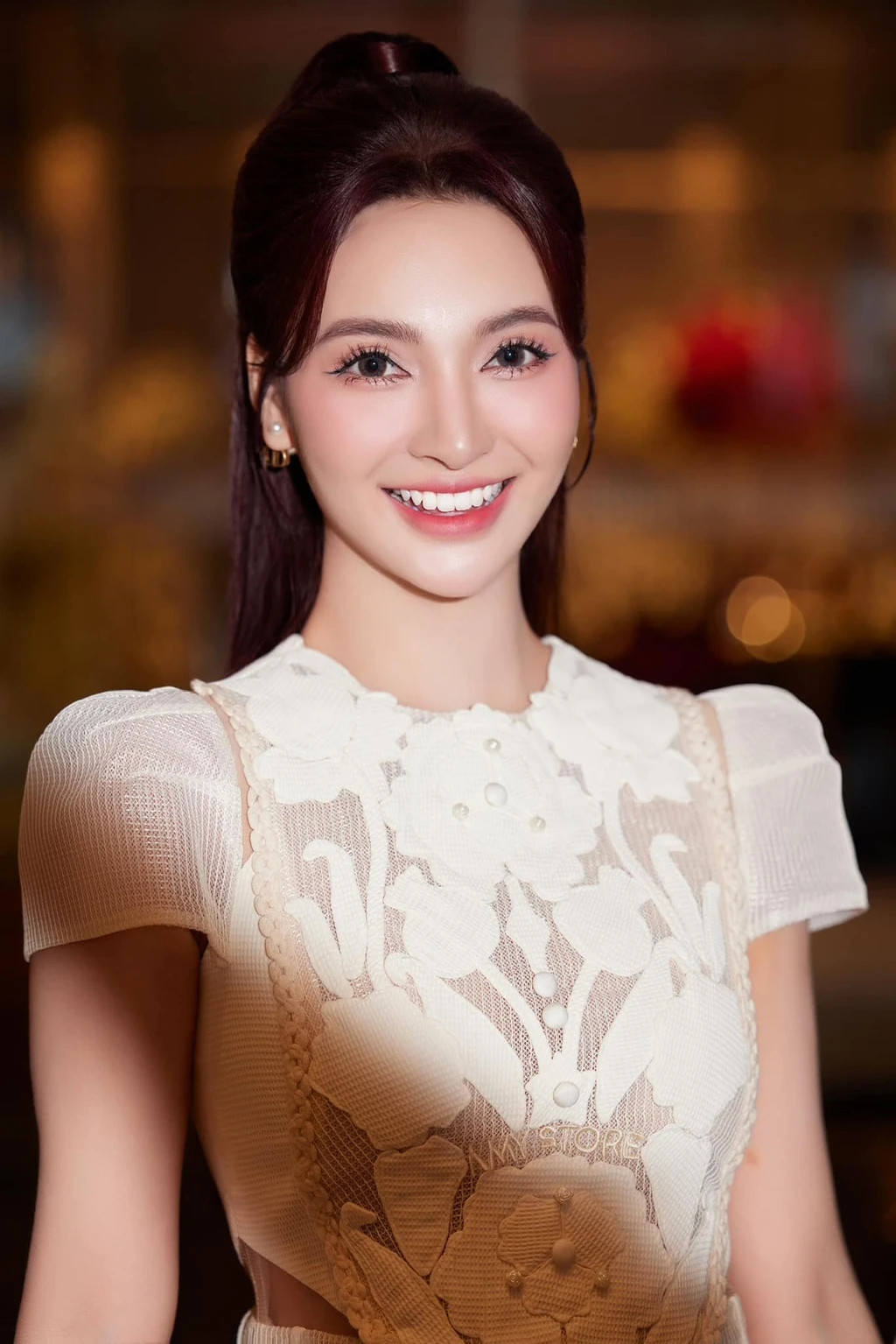 Ở những tập đầu tiên của phim, Yên có mối quan hệ mập mờ với Vinh (Việt Anh). Hai người có nhiều hành động thân mật khiến khán giả cho rằng cả hai hẹn hò. Tuy nhiên, sau đó Vinh theo đuổi Phương Đông. Nhận ra vị trí của mình trong lòng Vinh, Yên sau đó dần thân thiết với Hùng.