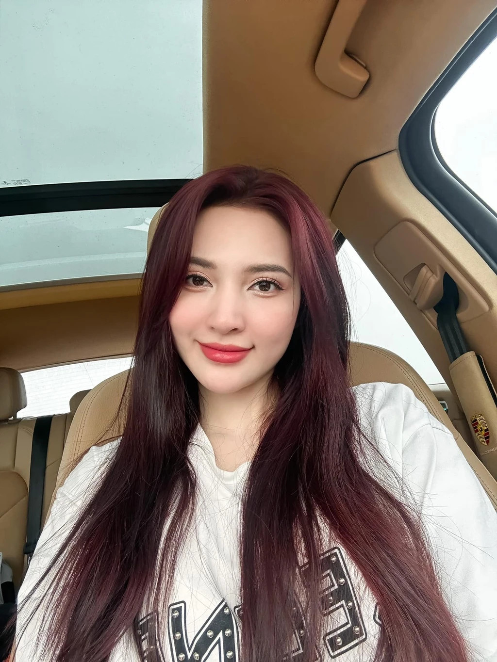 Các phân cảnh giữa Yên và Hùng được chú ý với nhiều bình luận, nhận xét từ khán giả. Một số người cho rằng chuyện tình này thú vị, đáng yêu. Mối tình của một trưởng phòng thành đạt, giàu có với chàng trai nông thôn nghèo khiến khán giả tò mò.