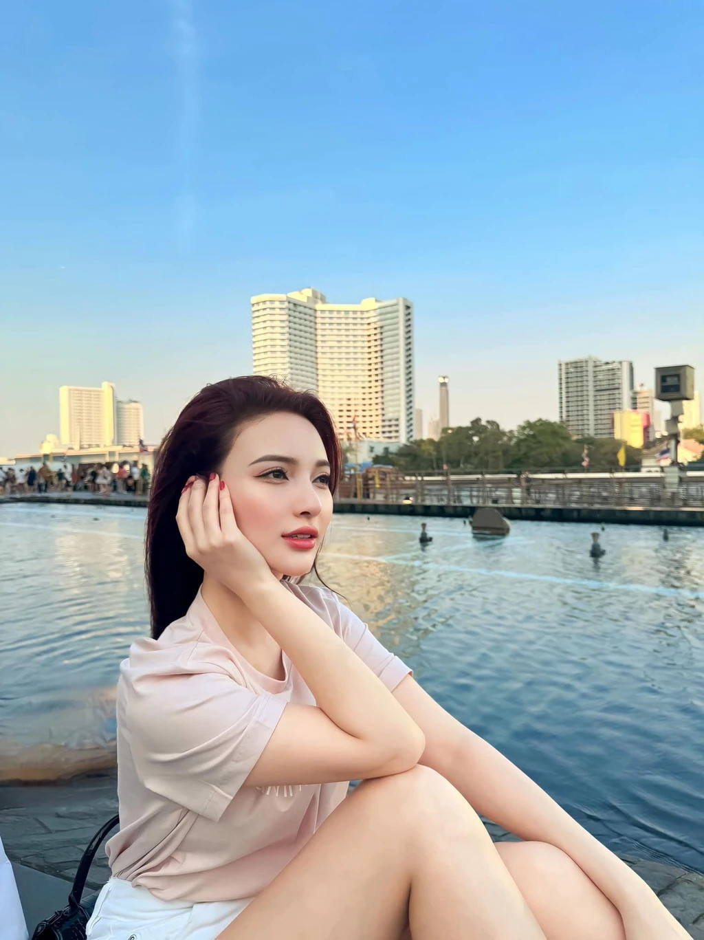 Song cũng có ý kiến nhận xét diễn xuất của Bích Thủy và Minh Hoàng chưa ấn tượng. Họ chưa mang đến cảm giác tự nhiên, ăn ý khi tương tác. Ở một vài cảnh, biểu cảm của hai diễn viên có phần gượng gạo.