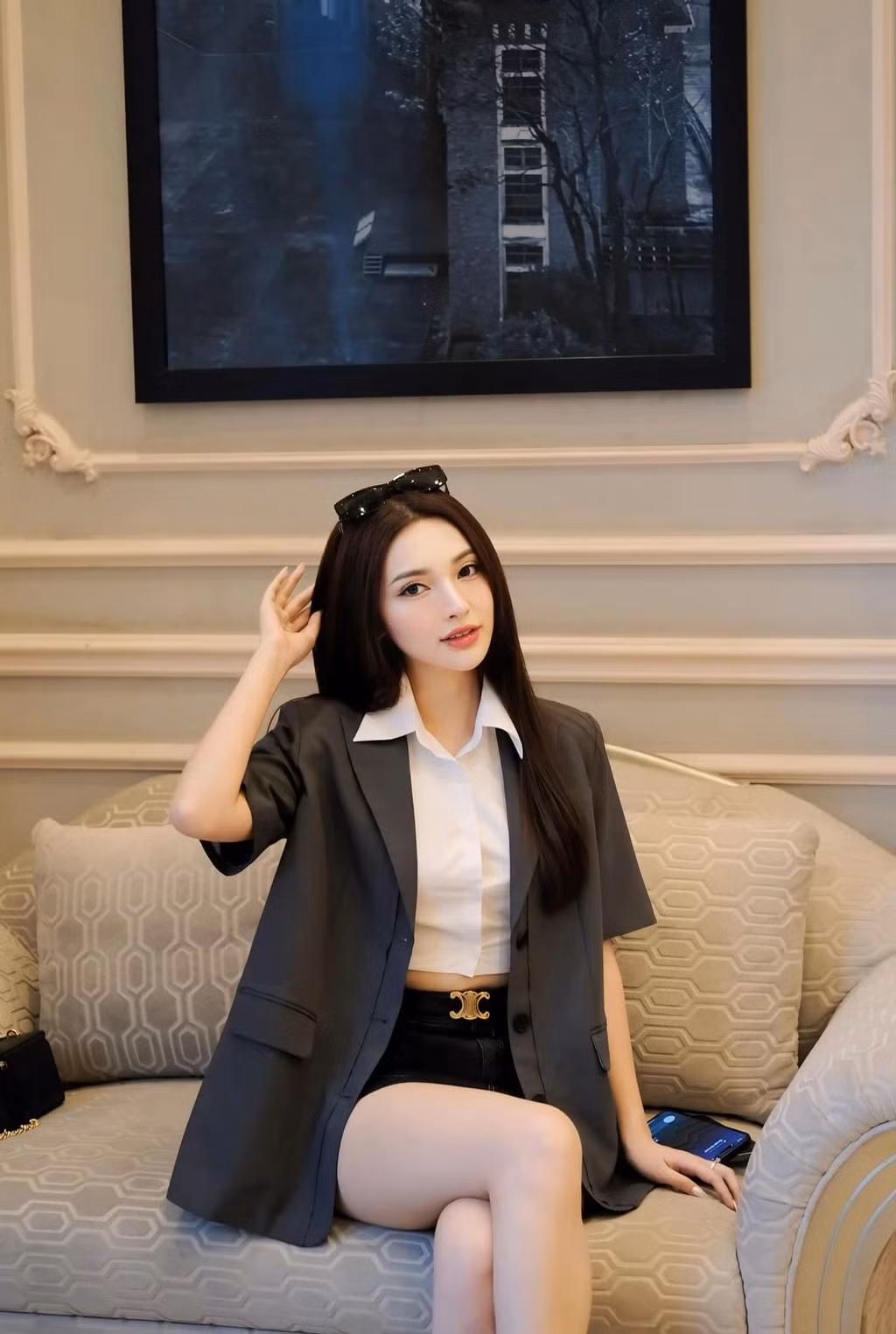 Cù Thị Trà vào vai Phương Đông, một vận động viên đấu kiếm mạnh mẽ và cá tính nên phong cách thời trang đơn giản, thiên về thể thao, thoải mái. Ngược lại, để phù hợp với hình tượng một trưởng phòng sang chảnh như Yên, Bích Thủy chọn những trang phục hiện đại, trưởng thành và đa dạng. Do đó, sự xuất hiện của cô dễ gây chú ý hơn so với nữ chính.