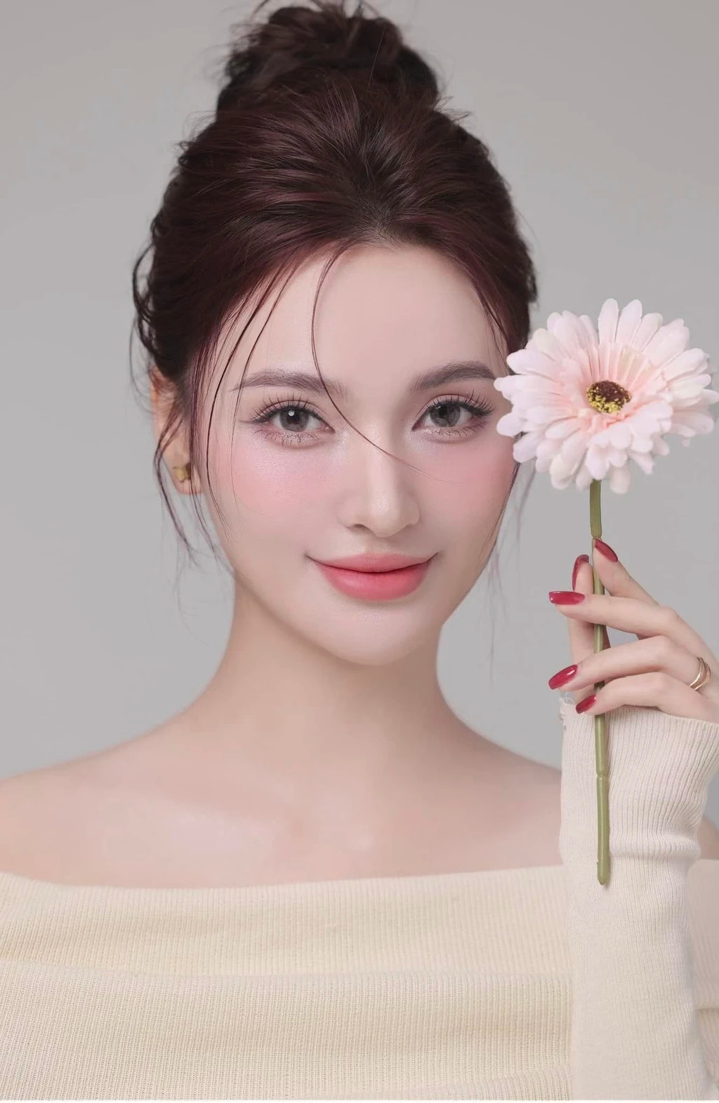 Diễn viên Bích Thủy cho biết cô chọn ít nhất 50 bộ trang phục cho Những nẻo đường gần xa để mỗi lần xuất hiện của Yên không trùng bất kỳ bộ đồ nào trước đó.