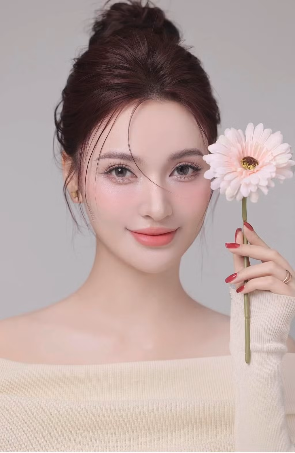 Diễn viên Bích Thủy cho biết cô chọn ít nhất 50 bộ trang phục cho Những nẻo đường gần xa để mỗi lần xuất hiện của Yên không trùng bất kỳ bộ đồ nào trước đó.